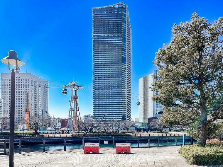 爽やかな青空の下に贅沢なほどに降り注ぐ陽光、豊かな居住性と、クオリティが見事に調和した住空間。