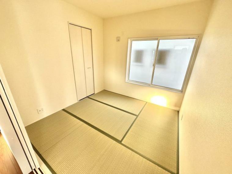 和室 【3号棟】落ち着いた雰囲気の畳部屋  引き戸を開放すればLDKとつながりさらに開放的な空間になります。