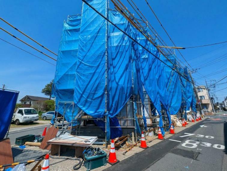 現況外観写真 小学校まで徒歩5分と低学年のお子様も安心です。