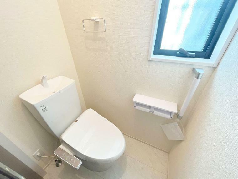 清潔感のある温水洗浄機能付きトイレ。採光面もあり明るく快適な空間です。