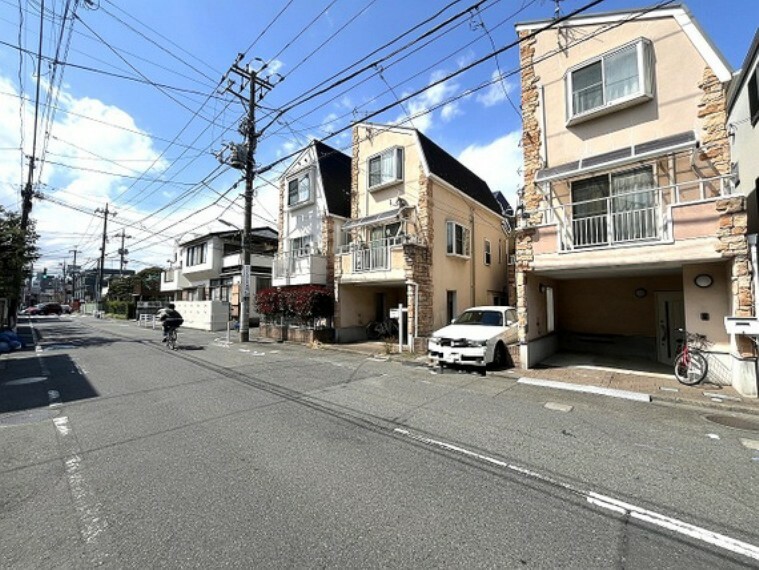 外観写真 前面道路含む現地外観の写真