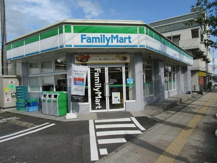 コンビニ ファミリーマート紫原中学校前店【ファミリーマート紫原中学校前店】鹿児島市紫原6丁目にあるコンビニです。サービス・設備　駐車場、イートインスペース、鹿児島銀行ATM、コピー、FAX、Wi-F