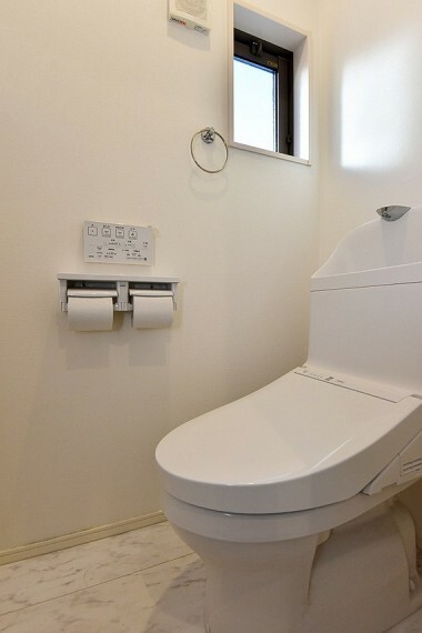 トイレ 現代の必需品、温水洗浄便座付きのトイレももちろん設置されています。