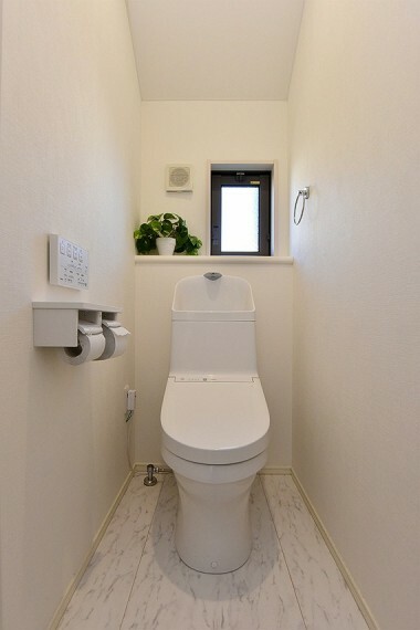 トイレ 各階にトイレが設置された、生活動線にこだわった間取りです。窓があり換気もバッチリです。