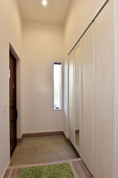 玄関 玄関には、ベビーカーアウトドアの収納にも便利な、大容量のシューズインクローゼットがございます。