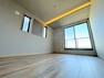洋室 3階洋室6帖は、壁にワンポイントのアクセントパネルや天井から暖色系の光を放つオシャレな工夫が施されおります。