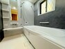 浴室 浴室はシックな色を基調とした一坪タイプのユニットバススペースで、くつろぎのひと時をお過ごしください