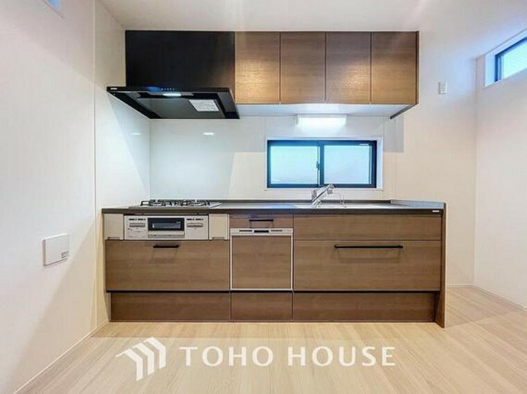 キッチン 「自然光入る明るいキッチン。」調理に集中しやすい壁付けキッチンです。デッドスペースができにくい為、リビングやダイニング等の居住スペースを広くお使い頂くことできます。