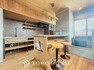 ダイニングキッチン 「カウンターキッチン」黒い鉄と無垢木で構成されたモダンな美しさを見せるキッチン空間。使いやすくスタイリッシュなカウンターキッチンは、開放的な雰囲気を造ります。