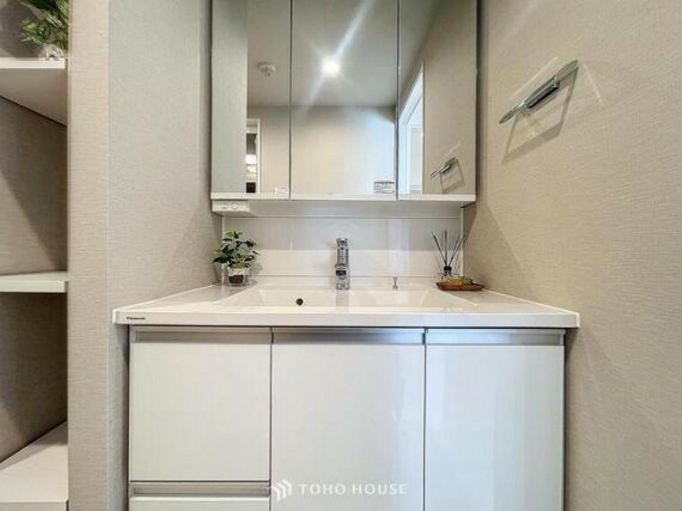 洗面化粧台 「すっきり片付く収納力。三面鏡洗面台。」身だしなみを整えやすい事はもちろんですが、鏡の後ろに収納スペースを設ける事により、散らかりやすい洗面スペースをすっきりさせる事が出来るのも嬉しいですね。