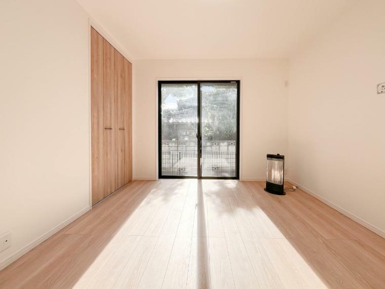 洋室 【Room-洋室】 （1号棟）シンプルにデザインされた室内。家具やレイアウトでお好みの空間に。