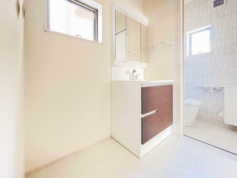 脱衣場 洗面所は小さなプライベートスペース。歯磨き、洗顔と毎日施す個人空間。