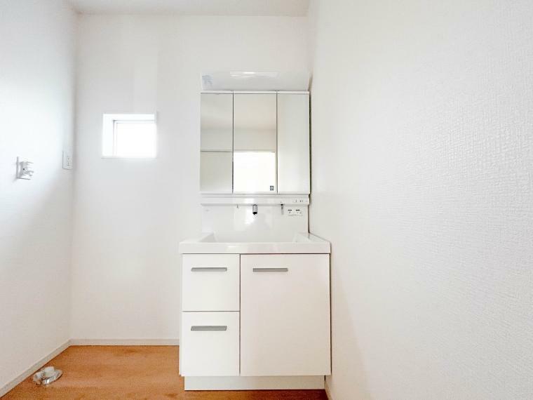 洗面化粧台 【Powder room】大きく見やすい三面鏡で清潔感ある洗面台は、身だしなみチェックや肌のお手入れに最適です。何かと物が増える場所だからこそ、スッキリと見映えの良い空間に拵えました。