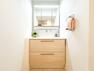 洗面化粧台 【Powder room】洗面所は小さなプライベートスペース。歯磨き、洗顔と毎日施す個人空間。
