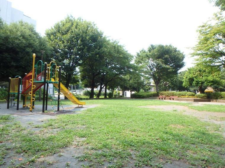 公園 十日市場西田公園（カラフルな複合遊具があり見通しが良い公園で、安心して遊ぶことができます。）