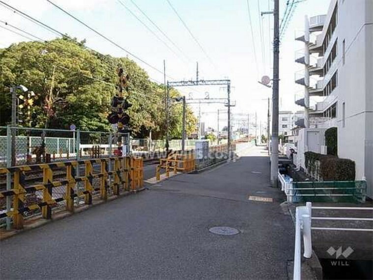 現況写真 敷地のすぐ北側には阪急神戸線が走っており、線路を挟んで向かい側は日野神社です。