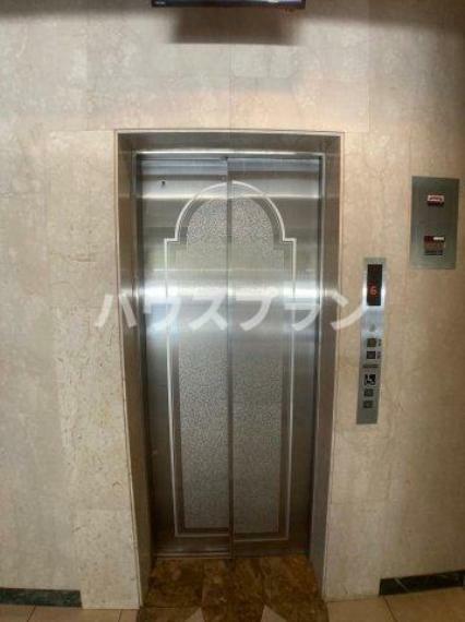 モニター付きエレベーター