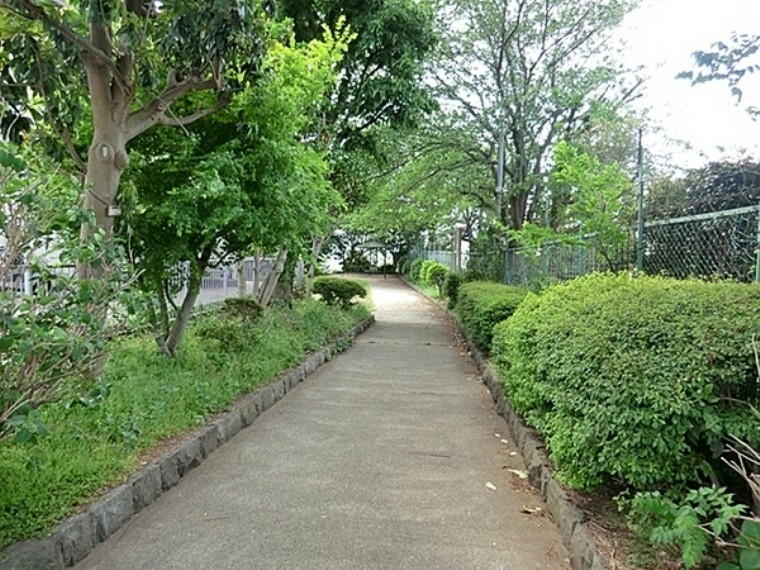 公園 釜台公園 住宅街の子どもが走り回れる広さの公園