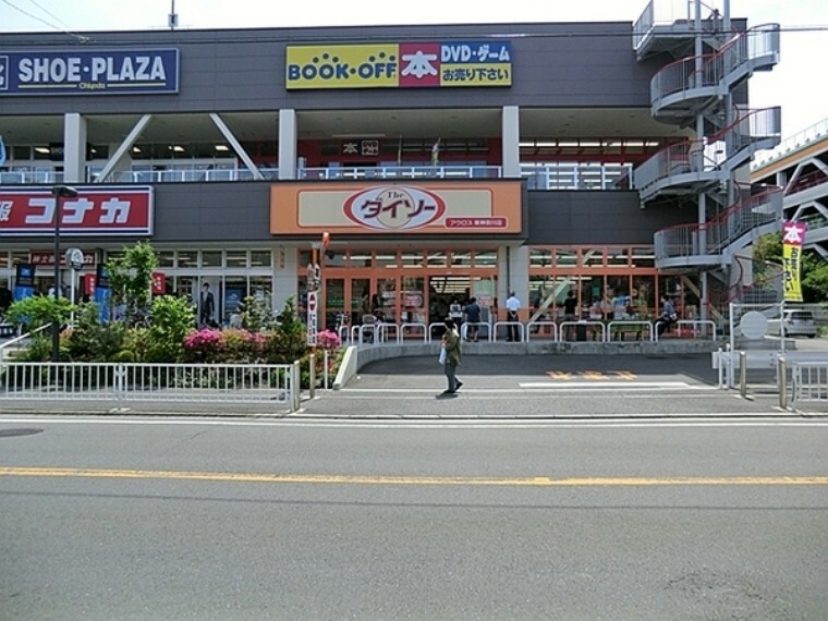 ショッピングセンター アクロスプラザ東神奈川 スーパー、ドラッグストア、飲食店など多数のショップが入った商業施設です。