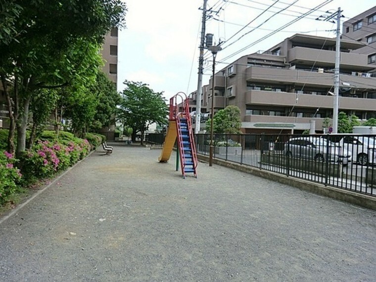 公園 下小田中つばき公園 道路に沿って細長い敷地になっているのが特徴で、園内にはすべり台、砂場、小さなシーソーが設置されています。