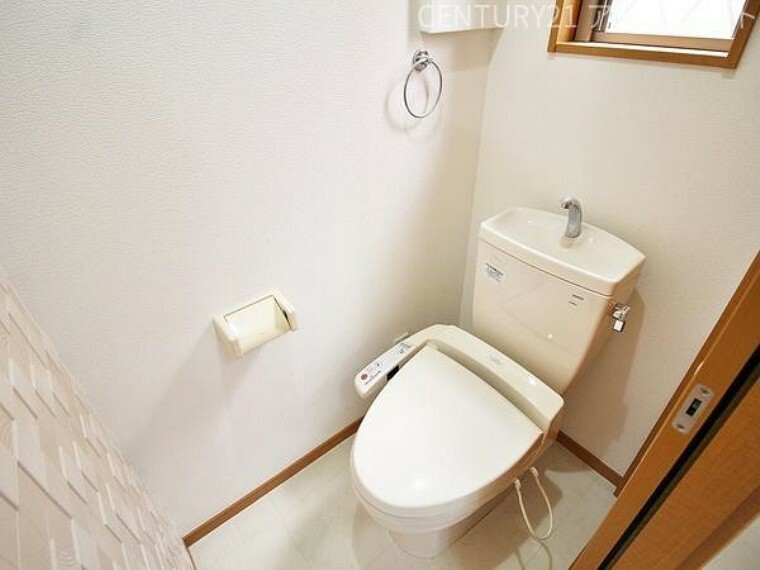 トイレ 1階の温水洗浄便座付トイレです