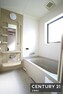 浴室 【　浴室　/　Bathroom　】 ゆとりある広さの浴室は、窓があり換気もばっちりできます！