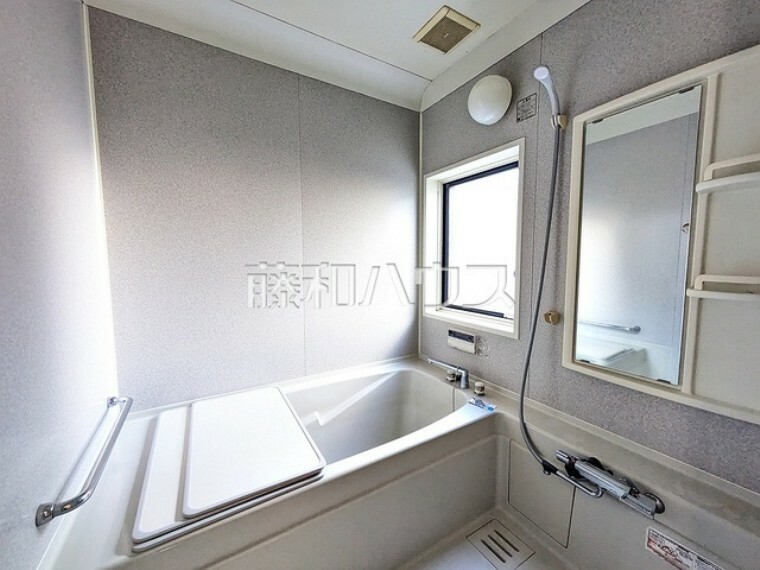浴室 浴室　【東村山市久米川町1丁目】浴室は湿気がたまりやすいですが、窓があるだけで換気もできてカビ対策にもなるので嬉しいですね。　