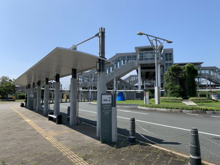 現地から1100m～1110m。　JR愛野駅　浜松駅まで約24分、静岡駅まで約56分（最長）で、通勤、通学、お出かけに便利です。