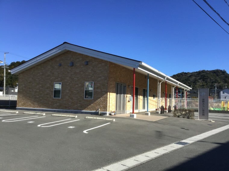 幼稚園・保育園 現地から190m～200m。　愛野みらい保育園　分譲地から徒歩3分にある小規模な保育園です。定員は19名、0歳児6名、1歳児6名、2歳児7名です。