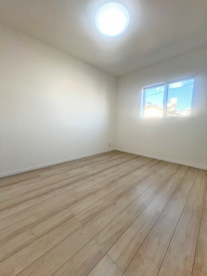 洋室 明るく心地の良い部屋はクローゼット収納ですっきり整頓！快適な空間づくりができます。