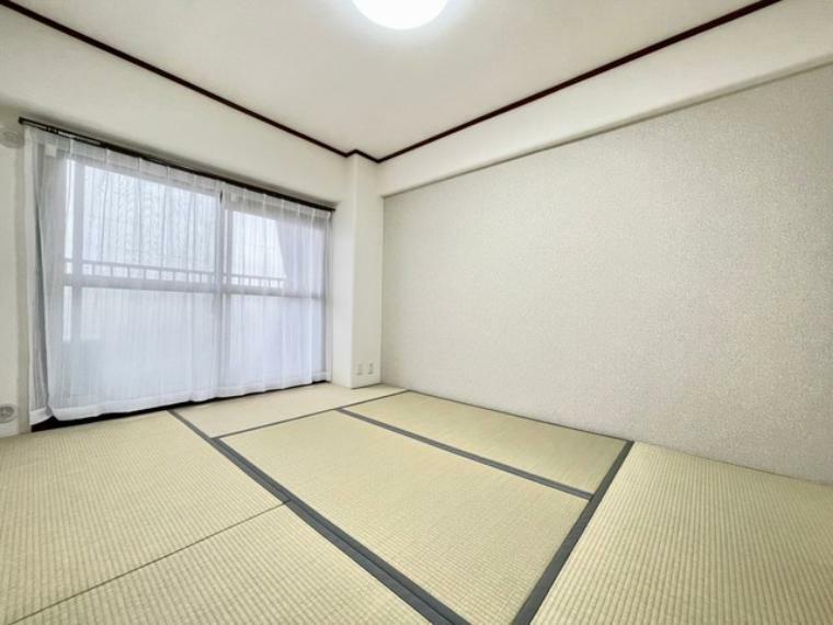 和室 続き間の和室は、くつろぎ空間として、来客時は客間にもなります！ 畳の上でゴロゴロするのも良いですよ～!?
