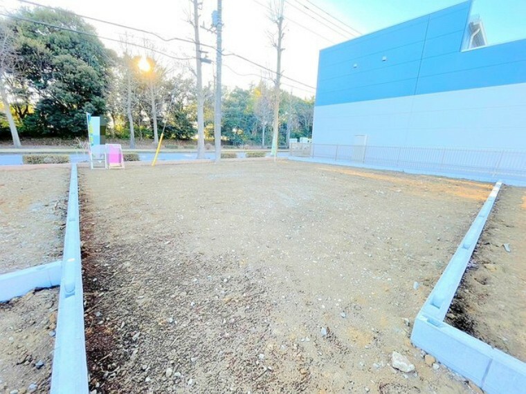 現況外観写真 ～地盤調査も実施済み～ ・建物建築前に地盤調査もしておりますので、安心して永くお住まいいただける住宅です。 ・アフターサービスも充実しておりますので、詳細はぜひお問合せくださいませ。