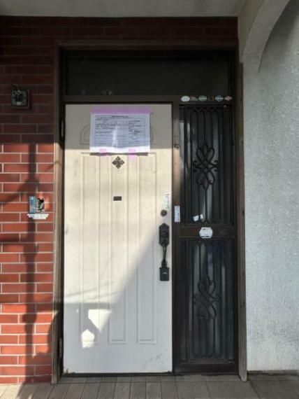 玄関 【リフォーム中】玄関ドアの写真です。ドアは新品交換する予定です。