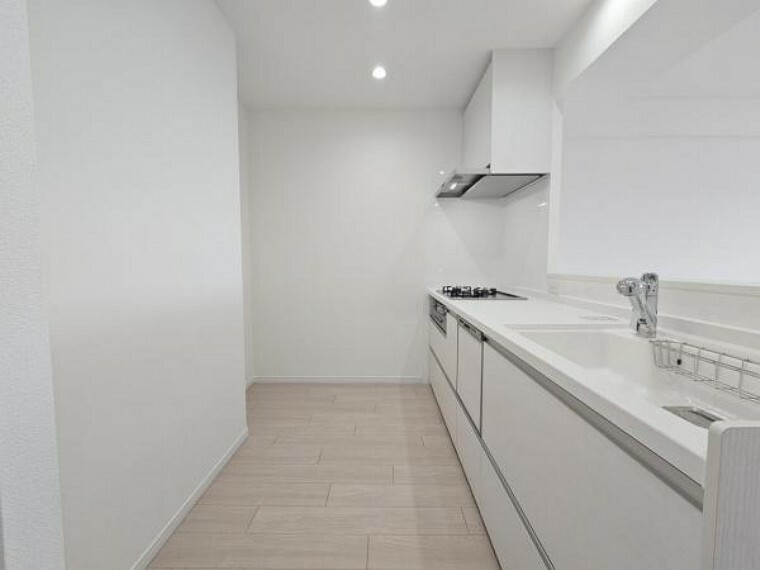 ダイニングキッチン ホワイトのキッチンは清潔感あふれる爽やかな空間！