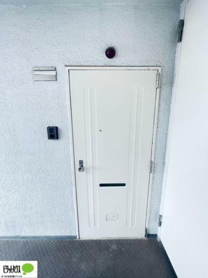 玄関 清潔感のある真っ白な玄関