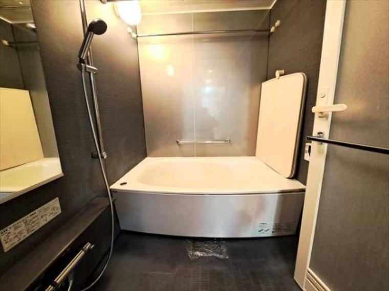 浴室 高級感を演出する内装の浴室は、心休まるくつろぎのスペースにも癒しのスペースにもなる空間です。