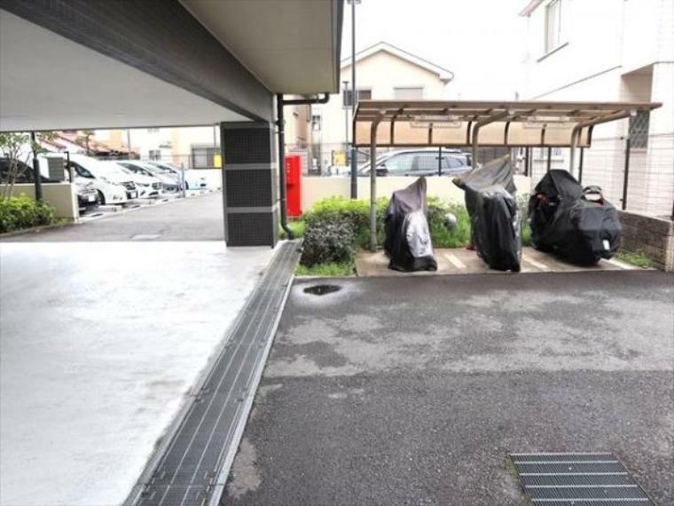 駐車場 敷地内に設けられた駐車スペース。