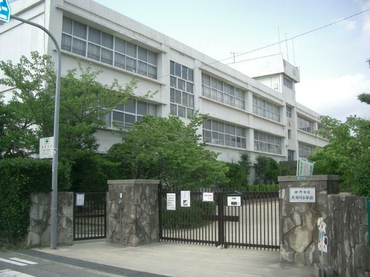 小学校 【小学校】伊丹市立天神川小学校まで900m