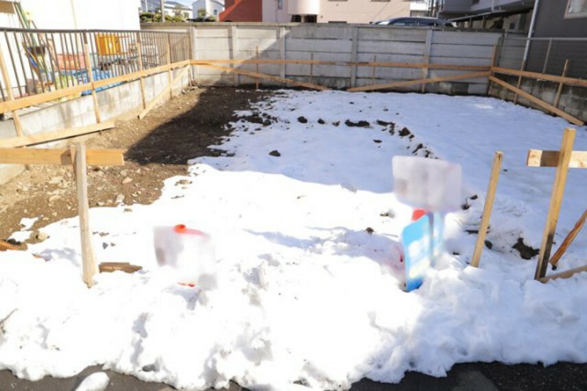 駐車場 駐車場と明記されていても、最小スペースでつくられた駐車場だと大型車は駐車できなかったり、出入りしにくくなったりする可能性があります。お車のサイズと購入したい物件の駐車場のサイズを現地で確認しましょう。