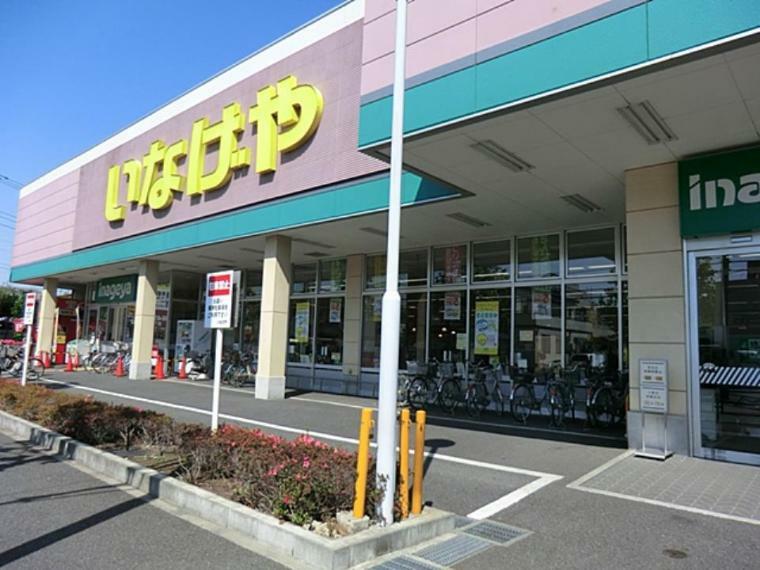 スーパー いなげや川崎南加瀬店（駐車場は77台分あります。店内は広くお買物しやすく、焼き立てのパンも購入できます。）