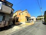 現況写真 前面道路は閑静な住宅地をはしる車通りの少ない道路。お車の出し入れが苦手なママや小さなお子様にも安心。