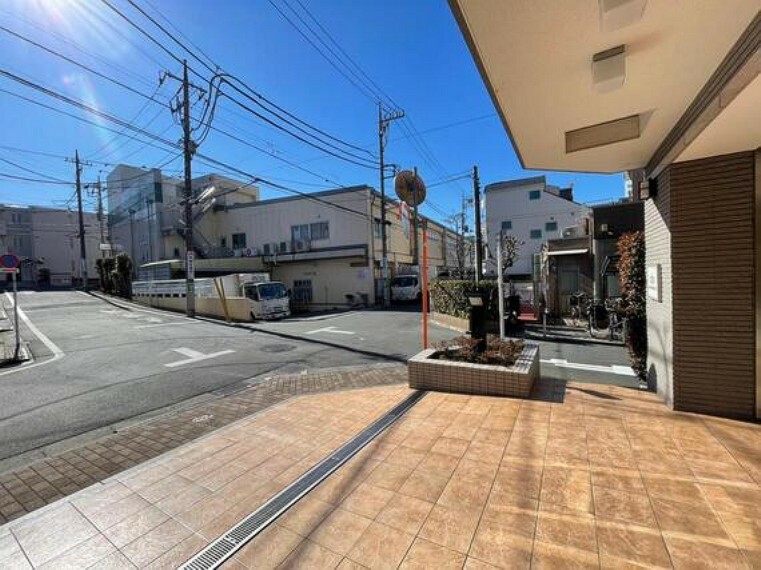 外観写真 穏やかな風と陽光を導き、プライバシーに配慮された設計プランを採用し、居住性を一段と心地よいものにしています。周辺環境とのコラボレーションにより明るく開放的な空間を演出しております。