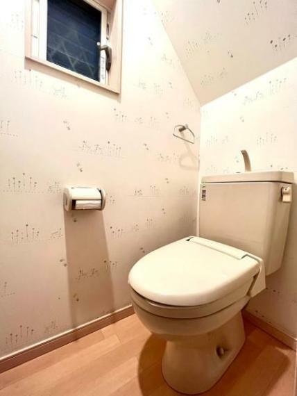 トイレ 【トイレ】小窓付きのトイレで自然換気可能です。