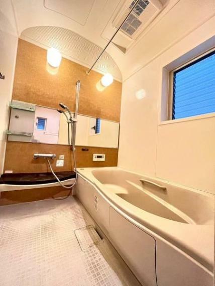 浴室 【浴室】足を伸ばしてゆったりくつろげる広さのあるバスルーム。広々浴槽で毎日快適な入浴が楽しめます。