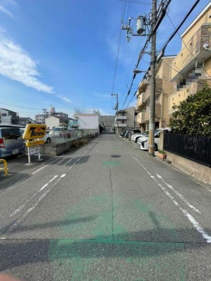 現況写真 【前面道路】幅員約6mあり、車の出し入れもスムーズです。