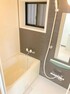 浴室 【浴室】 落ち着いたシックな色合いのバスルーム。 小窓付きで自然換気が可能です。