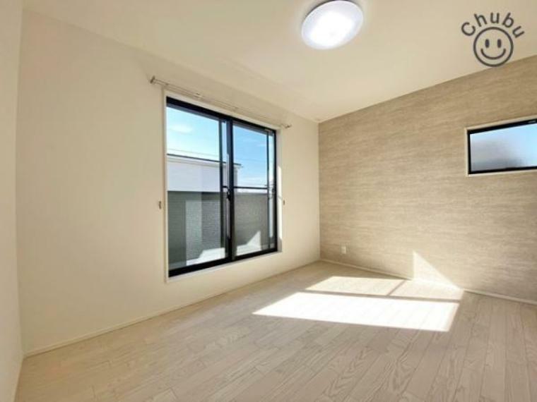 寝室 6帖の洋室　バルコニーへ出られる大きな窓からは陽射しが注ぎ込み快適な空間を実現