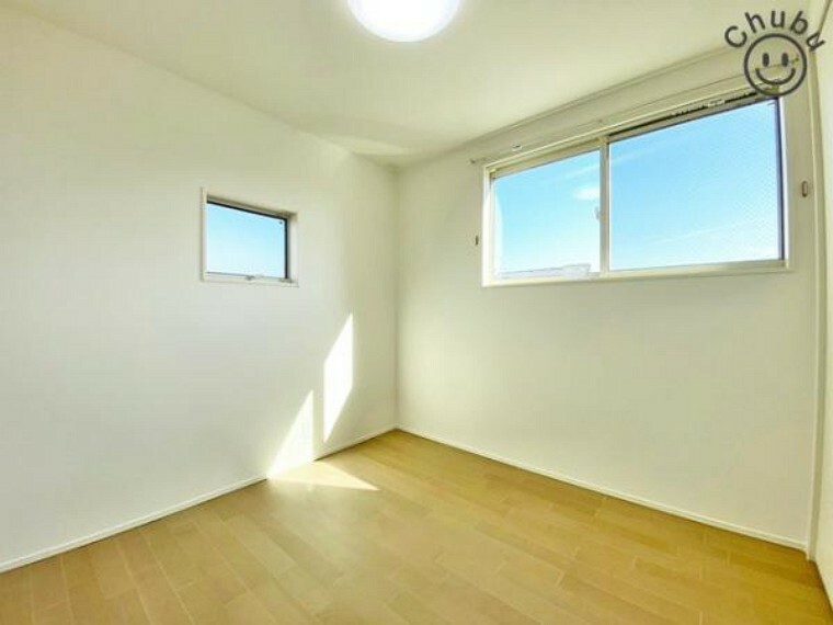 洋室 4.5帖の洋室　2面採光の明るい洋室は日差しが注ぎこんで快適なプライベートスペースになりそうです