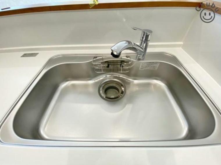 キッチン 水栓と浄水器が一体のオールインワン浄水栓。ホースを引き出して洗えるハンドシャワーと多機能設計です