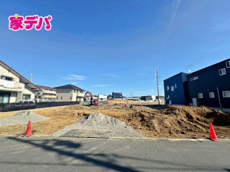 現況外観写真 【2号棟】建築予定地！ ・3LDK ・LDK19.2帖 ・パントリー ・全居室クローゼット付き ・2WAYアクセス可能な洗面脱衣室 ・ルーフバルコニー ・並列2台駐車可能